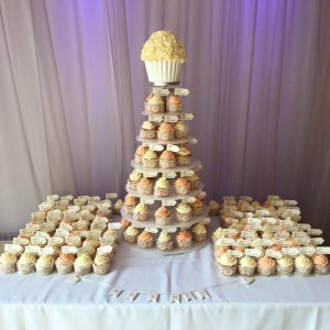 Wedding cupcake tower with giant cupake